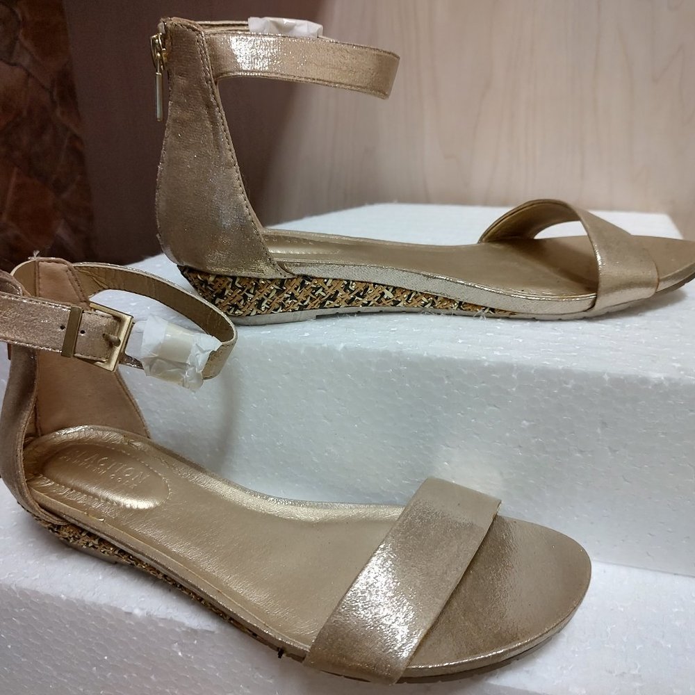 "REACTION - KENNETH COLE" GOLD LEATHER SANDAL W/COVERED 1" HEEL